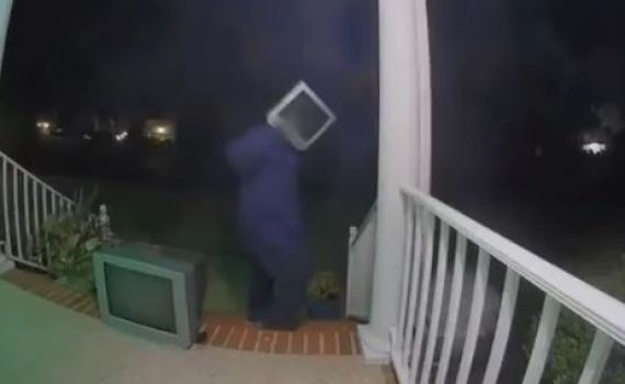 הזוי: אדם עם טלוויזיה על ראשו חילק טלוויזיות לשכניו