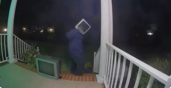 הזוי: אדם עם טלוויזיה על ראשו חילק טלוויזיות לשכניו