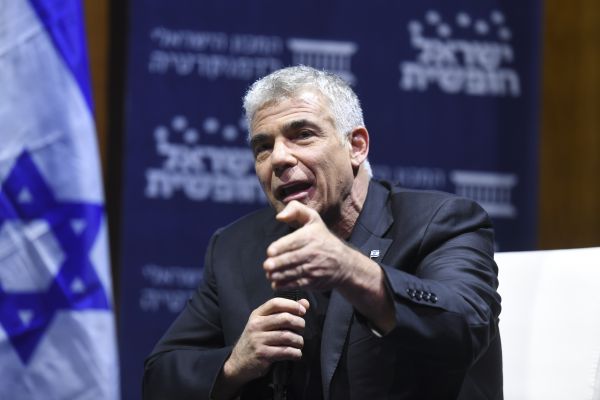 לפיד: "טעות קשה של נתניהו, רוח גבית ל-BDS"