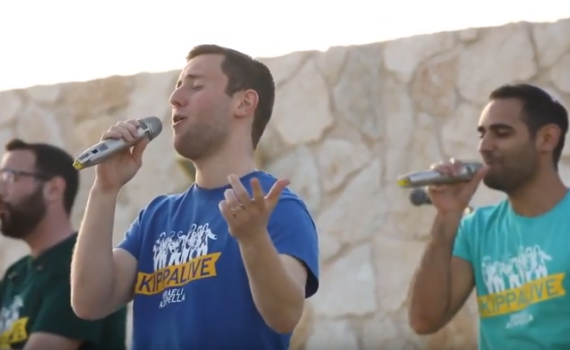 מחנן בן ארי ועד Queen: כיפה לייב במחרוזת להיטים