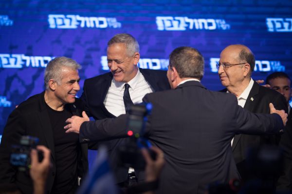 מכת ההדלפות בכחול לבן. החשד: נגד איש 'יש עתיד'