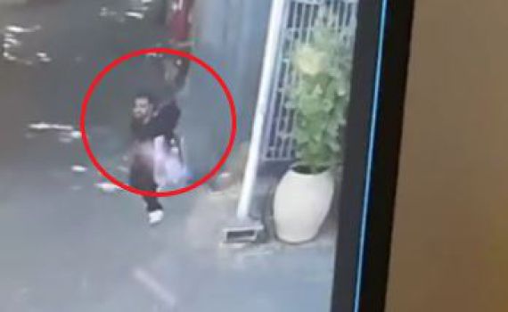 תיעוד: מחבל ניסה לחנוק חייל במעבר אלנבי