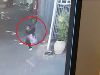 תיעוד: מחבל ניסה לחנוק חייל במעבר אלנבי