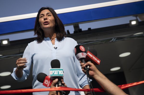 רגב לגנץ: "כדאי לך להחליף את החקירות באינסטלטור"