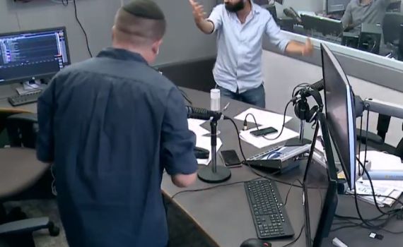 צפו. המגישים הדתיים "שכחו" שהם מצולמים