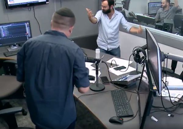 צפו. המגישים הדתיים "שכחו" שהם מצולמים