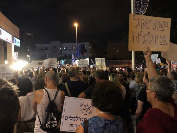 פעילי שמאל הטרידו את היועמ"ש בדרך לבית הכנסת