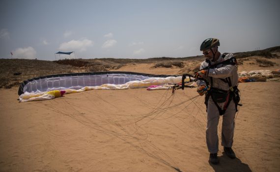 גבר נהרג ונערה נפצעה בינוני בהתרסקות מצנח