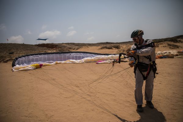 גבר נהרג ונערה נפצעה בינוני בהתרסקות מצנח