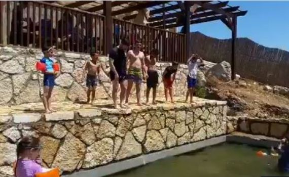 צפו: השר בצלאל סמוטריץ' נדחף לבריכה