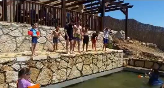 צפו: השר בצלאל סמוטריץ' נדחף לבריכה