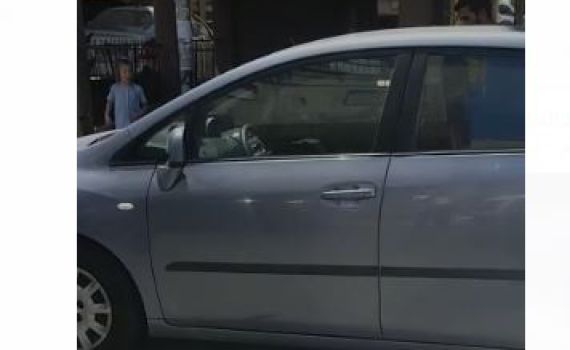כמעט אסון: צפו בפעוטה שנשכחה ברכב בבני ברק