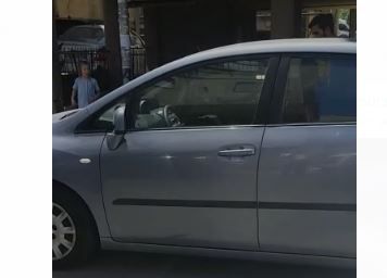 כמעט אסון: צפו בפעוטה שנשכחה ברכב בבני ברק