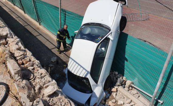 נפלה לרשת: בת 80 התדרדרה למגרש טניס