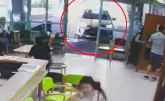 איבדה שליטה ודהרה עם רכבה לתוך בית אבות. צפו