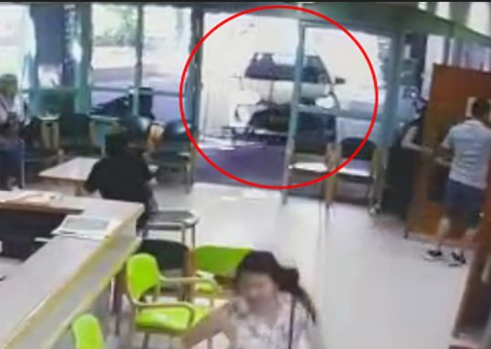 איבדה שליטה ודהרה עם רכבה לתוך בית אבות. צפו