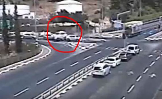 תיעוד דרמטי: סטה מהנתיב, ריחף מעל מכוניות והתהפך