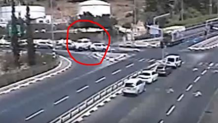 תיעוד דרמטי: סטה מהנתיב, ריחף מעל מכוניות והתהפך