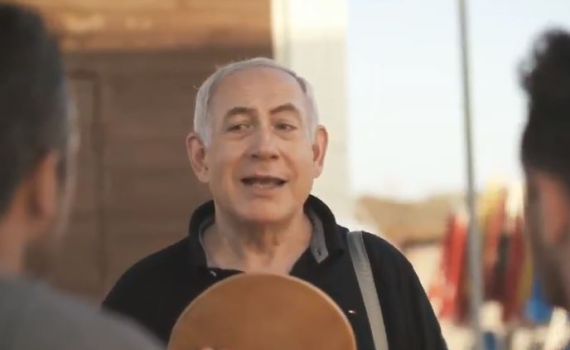 'אתם עם הבוגי': סרטון חדש של נתניהו מחוף הים. צפו
