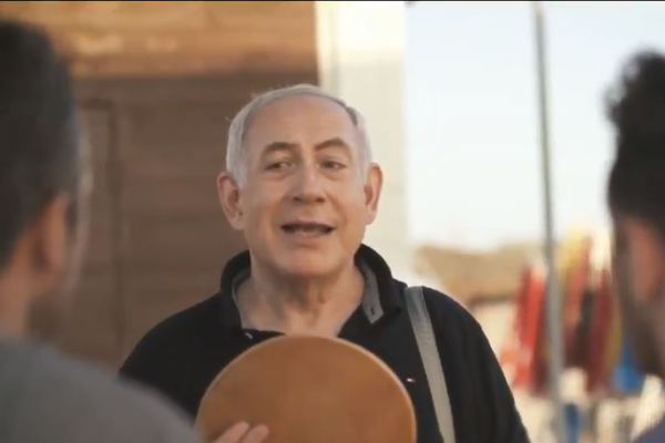 'אתם עם הבוגי': סרטון חדש של נתניהו מחוף הים. צפו