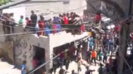 גג שעליו עשרות ילדים קרס בעזה; אותה גופה. צפו