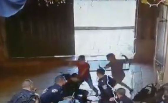 מתנפלים, דוקרים ונורים: תיעוד פיגוע הדקירה בי-ם