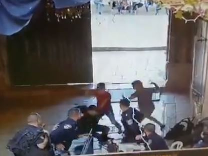 מתנפלים, דוקרים ונורים: תיעוד פיגוע הדקירה בי-ם