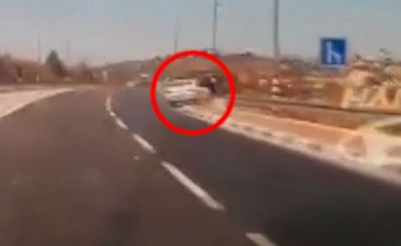 חותך ימינה,דורס את האחים ומתהפך. צפו בתיעוד פיגוע הדריסה