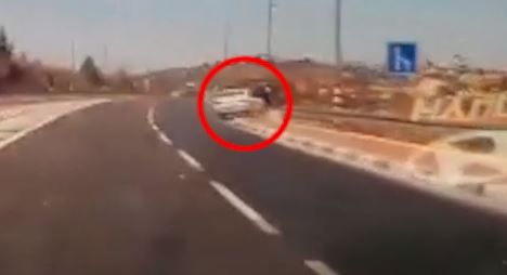 חותך ימינה,דורס את האחים ומתהפך. צפו בתיעוד פיגוע הדריסה