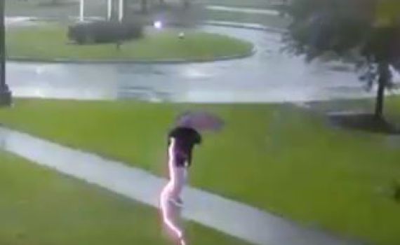 תיעוד נדיר: ברק כמעט פגע בהולך רגל שעף מההדף.צפו