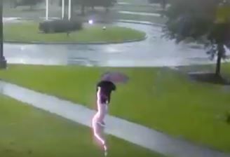 תיעוד נדיר: ברק כמעט פגע בהולך רגל שעף מההדף.צפו