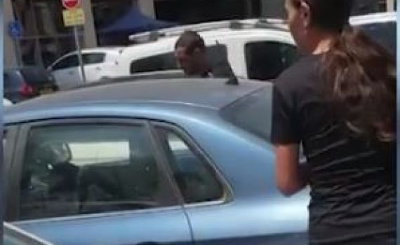 תיעוד: חילוץ הפעוטה שנשכחה ברכב בבאר שבע