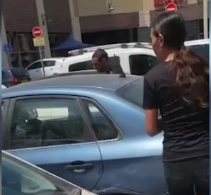 תיעוד: חילוץ הפעוטה שנשכחה ברכב בבאר שבע