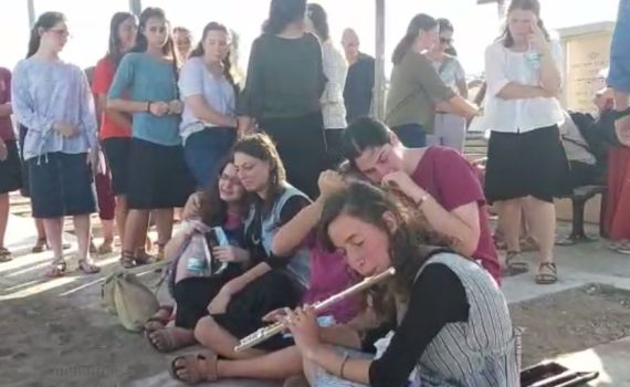 מצמרר:חברות של רינה הי"ד נפרדות ממנה בנגינה. צפו