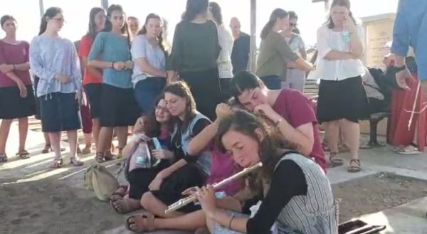 מצמרר:חברות של רינה הי"ד נפרדות ממנה בנגינה. צפו