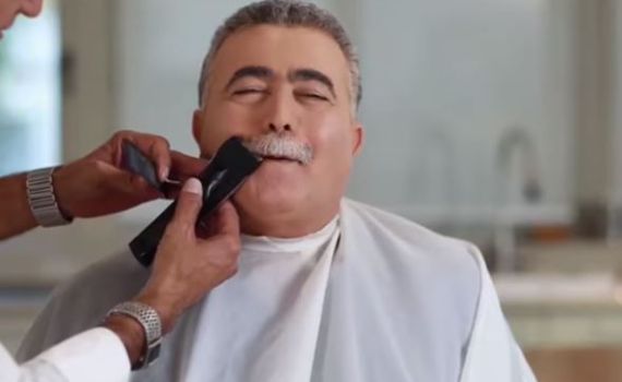 צפו: הרגע בו עמיר פרץ נפרד מהשפם