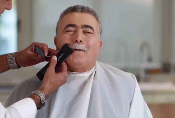 צפו: הרגע בו עמיר פרץ נפרד מהשפם