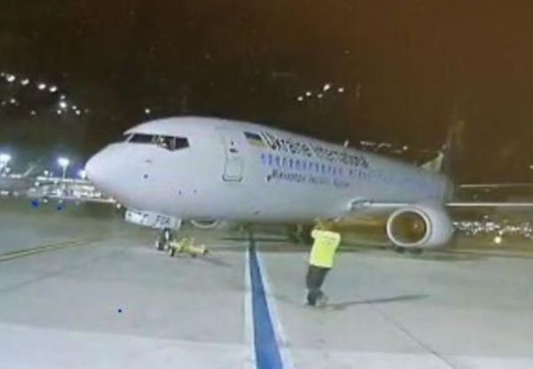 אירוע חמור בנתב"ג: מטוס התנתק מהגורר והדרדר. צפו