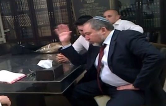 צפו: כשליברמן חיזר אחרי הקולות של הרב הקיצוני