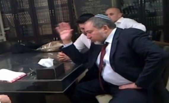 צפו: כשליברמן חיזר אחרי הקולות של הרב הקיצוני