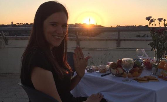 תגידו מזל טוב: העיתונאית אמילי עמרוסי התארסה