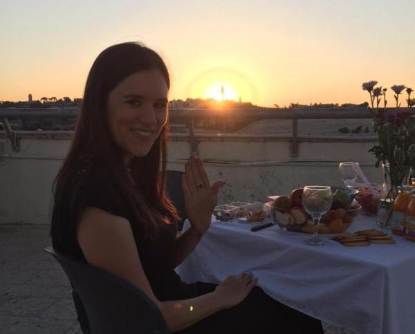 תגידו מזל טוב: העיתונאית אמילי עמרוסי התארסה