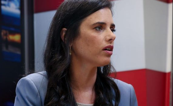 אלמונים השחיתו את פניה של שקד בשלטי חוצות