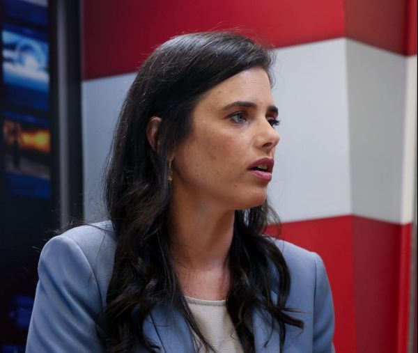 אלמונים השחיתו את פניה של שקד בשלטי חוצות