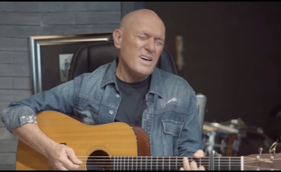 צפו: שלומי שבת במחווה מרגשת ליגאל בשן