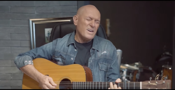 צפו: שלומי שבת במחווה מרגשת ליגאל בשן