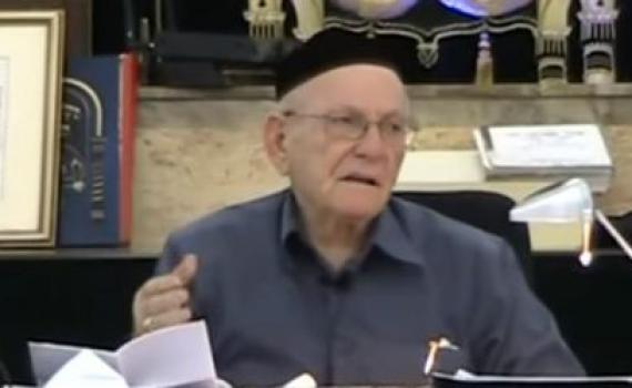 על יהודי אחד עם עגלת קניות בהלווית הרב 'החלבן'