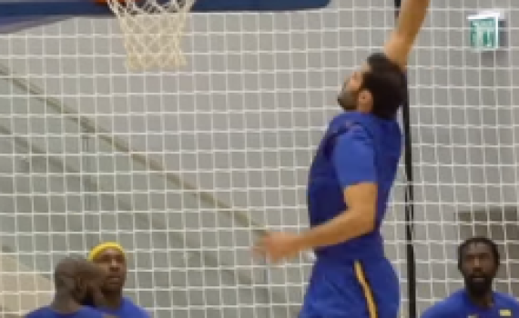 צפו: לקראת האימון הערב, במכבי נכנסים לאווירה