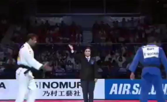 אלוף: מוקי ניגש ללחוץ את היד, המתחרה המצרי ברח