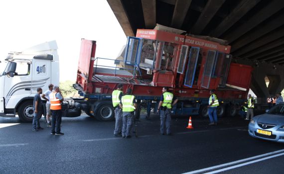 משאית פגעה בגשר 'אלוף שדה'; צפו בתיעוד מהזירה